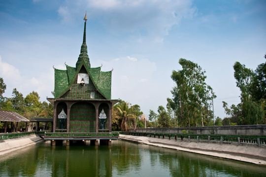 Million Bottle Temple, Khun Han
