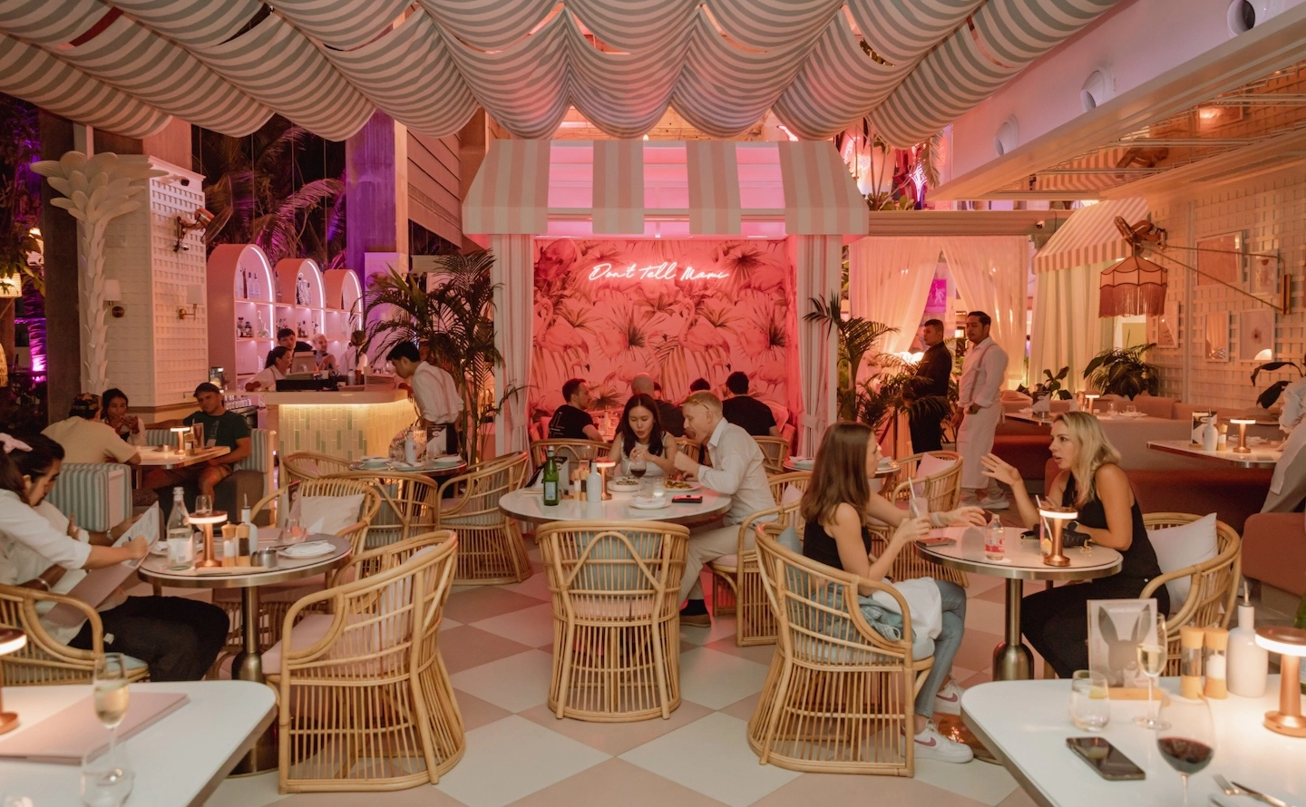 interior_mami_rose_the_goodtime_restaurant_empshere people dinning and drinking inside Mami Rose the Goodtime restaurant at EmSphere